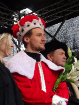 Photo from former celebrations of Kaziuk Wileński - a man in regal gowns holding flowers.