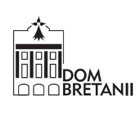 Black and white drawing of a three-floor house front and text "Dom Bretanii".
