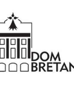Black and white drawing of a three-floor house front and text "Dom Bretanii".