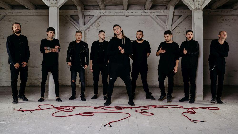 photo of Kamil Bednarek with the band - grafika artykułu