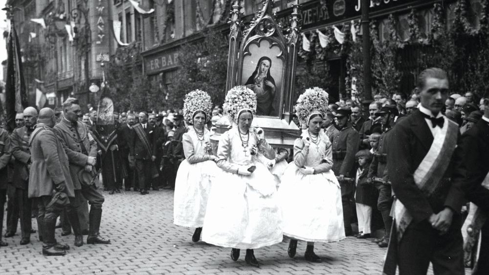 A Corpus Christi procession attended by Bamberger women carrying a feretory