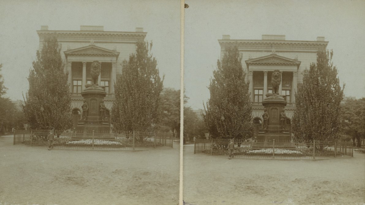 A monument to the battle of Náchod, Wilhelmsplatz (today's pl. Wolności). In the background, the Arkadia building, post 1874. Courtesy of the University Library of Poznań