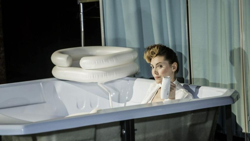 The show "Turnus mija, a ja niczyja" ("My Stay's Almost Over and I'm Still Alone"), photo: Monika Stolarska © Teatr im. J. Słowackiego w Krakowie