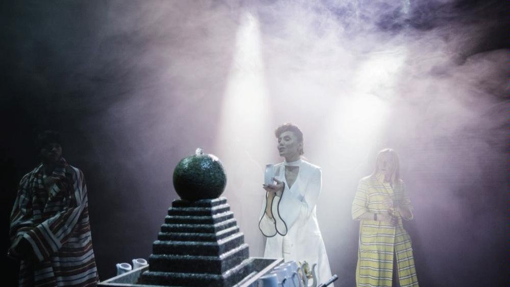 The show "Turnus mija, a ja niczyja" ("My Stay's Almost Over and I'm Still Alone"), photo: Monika Stolarska © Teatr im. J. Słowackiego w Krakowie