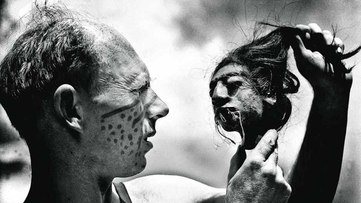 Black and white picture presenting Tony Halik in profile