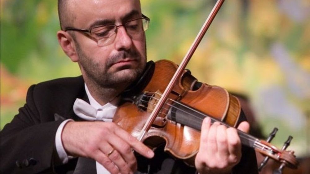 Photo of the artist playing the violin