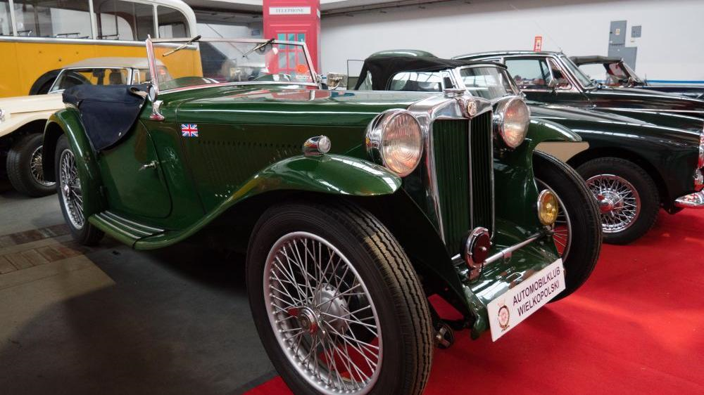 Green old car - the exhibit from the car collection - grafika artykułu