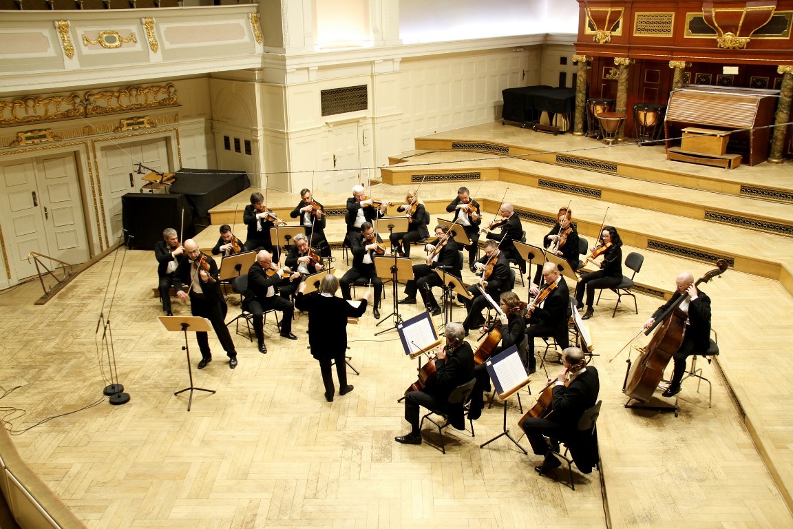 Photo of Amadeus Chamber Orchestra conducted by Agnieszka Duczmal: musicians playing their instruments on a stage. - grafika artykułu