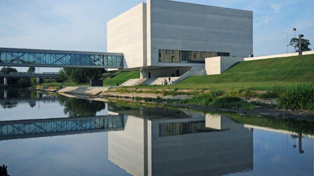 Concrete cube-shaped building by the river - grafika artykułu