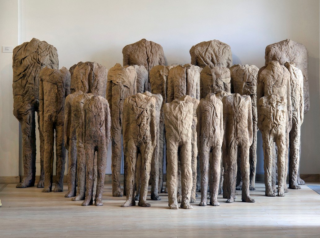 Photo of Magdalena Abakanowicz's work - several sculptures of figures without heads - grafika artykułu