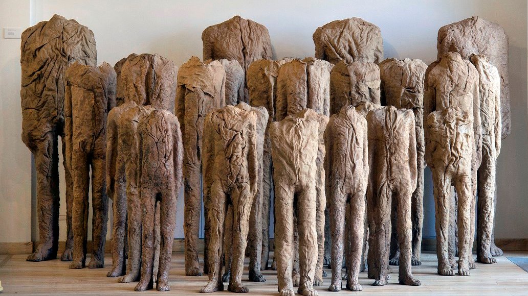 Photo of Magdalena Abakanowicz's work - several sculptures of figures without heads - grafika artykułu