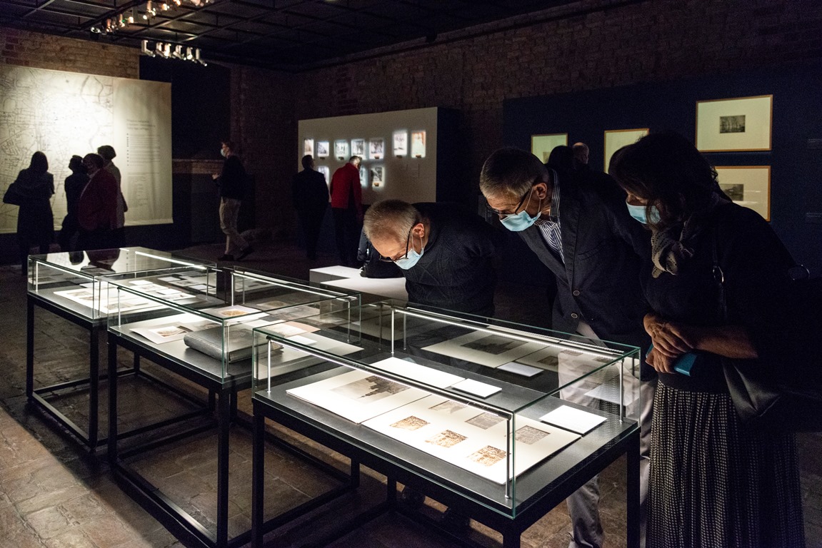 Photo of exhibition visitors - several people watching the exhibits. - grafika artykułu