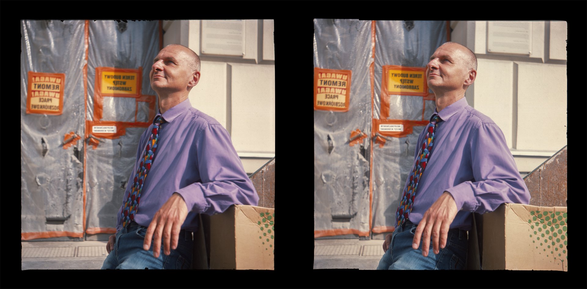 Stereoscopic photograph presenting a man in a light violet shirt and colourful tie, who is leaning against a carton box and looking up; as a background a fragment of a wall being restored. - grafika artykułu