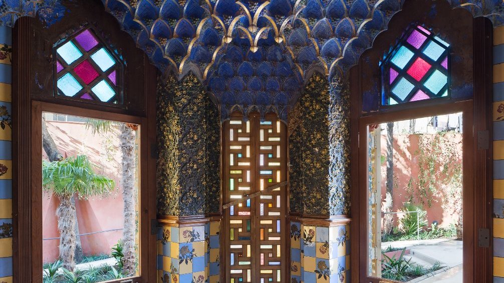 Colourful interior of the smoking room, with two windows and a door, and with decorative ceiling and walls covered with tiles.