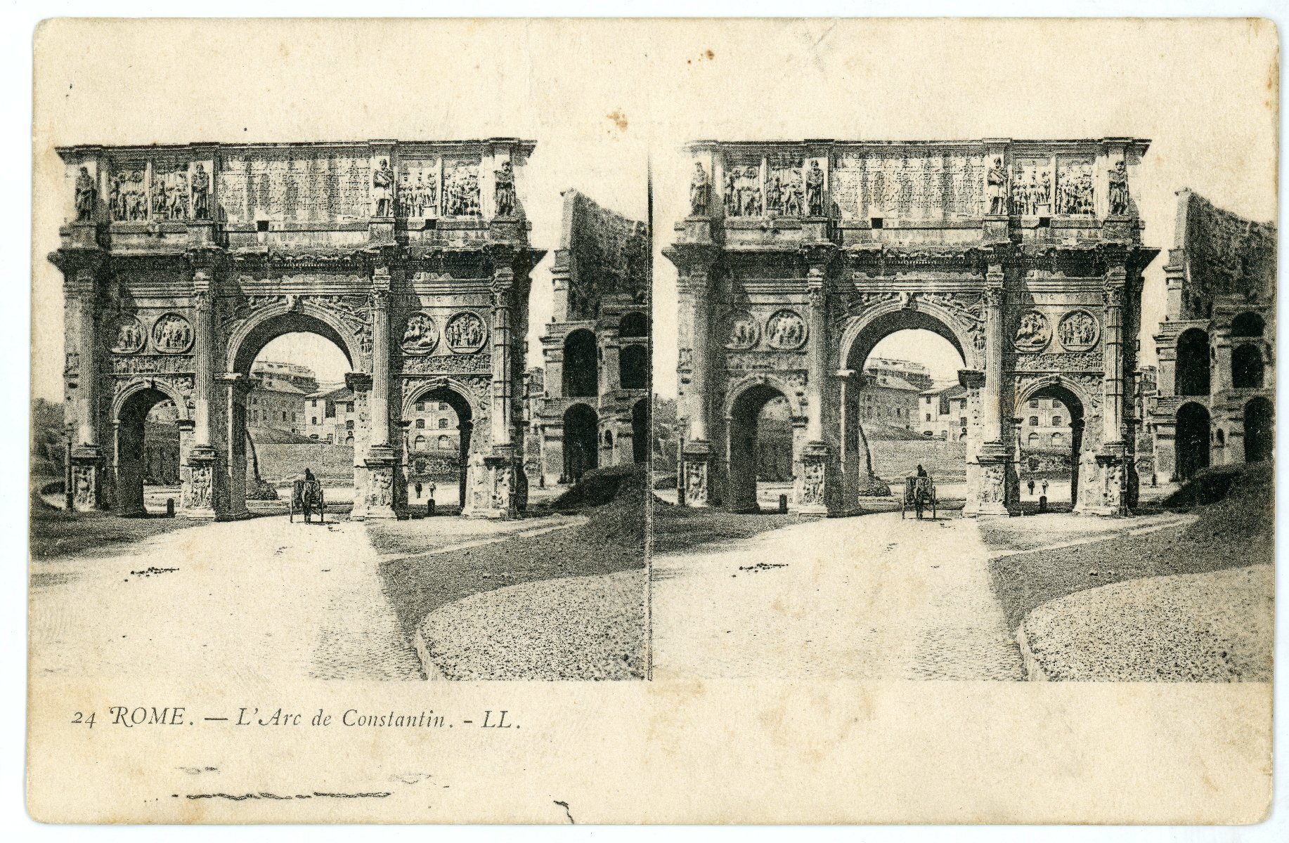 Black and white stereoscopic photograph of Arch of Constantine the Great and a vehicle passing under it. - grafika artykułu