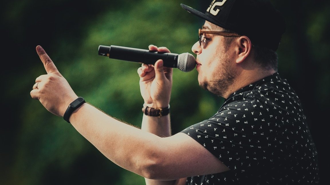 Photo of Eskaubei singing to a microphone