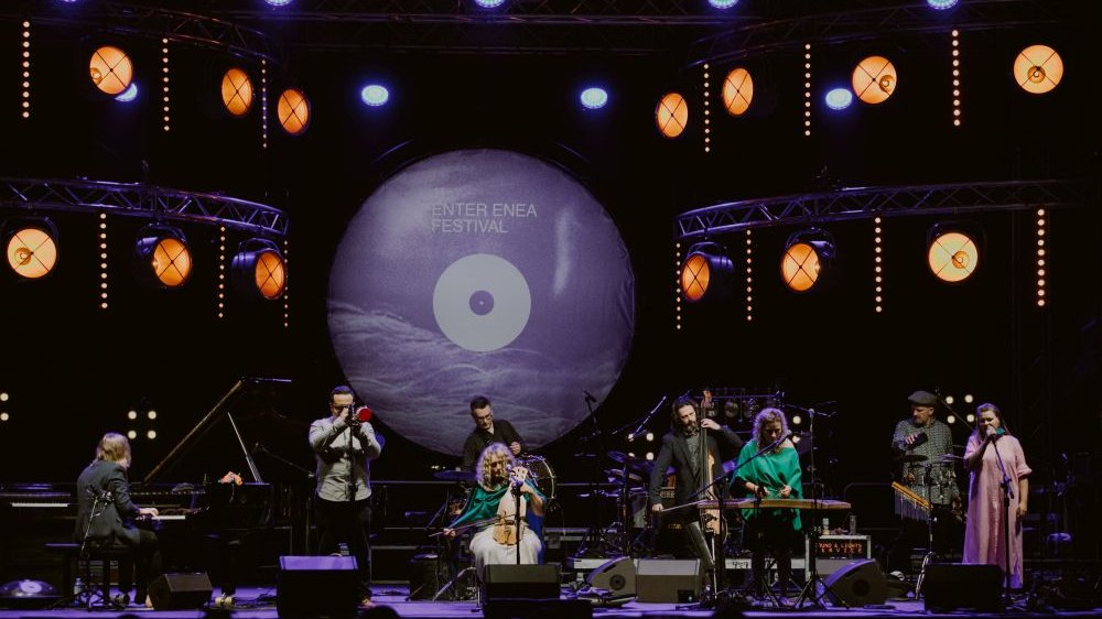 Photo of musicians performing on stage - grafika artykułu