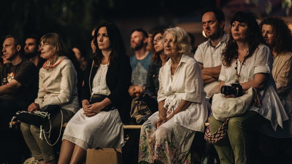 Photo of the audience listening to the concert.