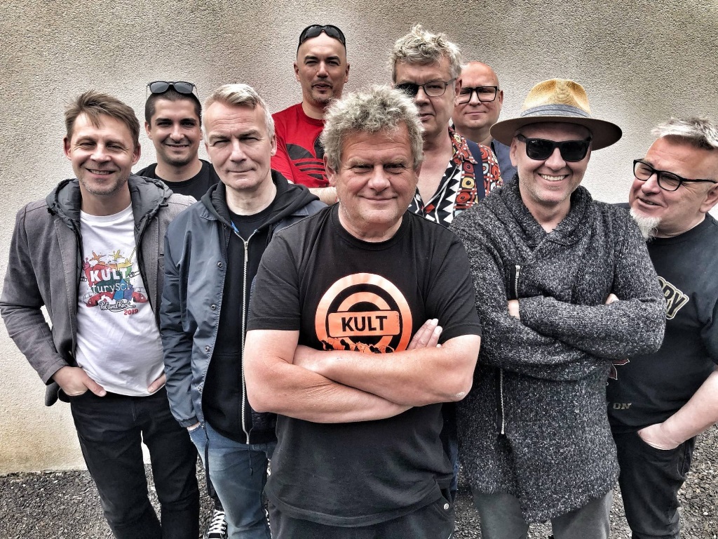 Photo of the band - nine men standing together and looking straight into the camera - grafika artykułu