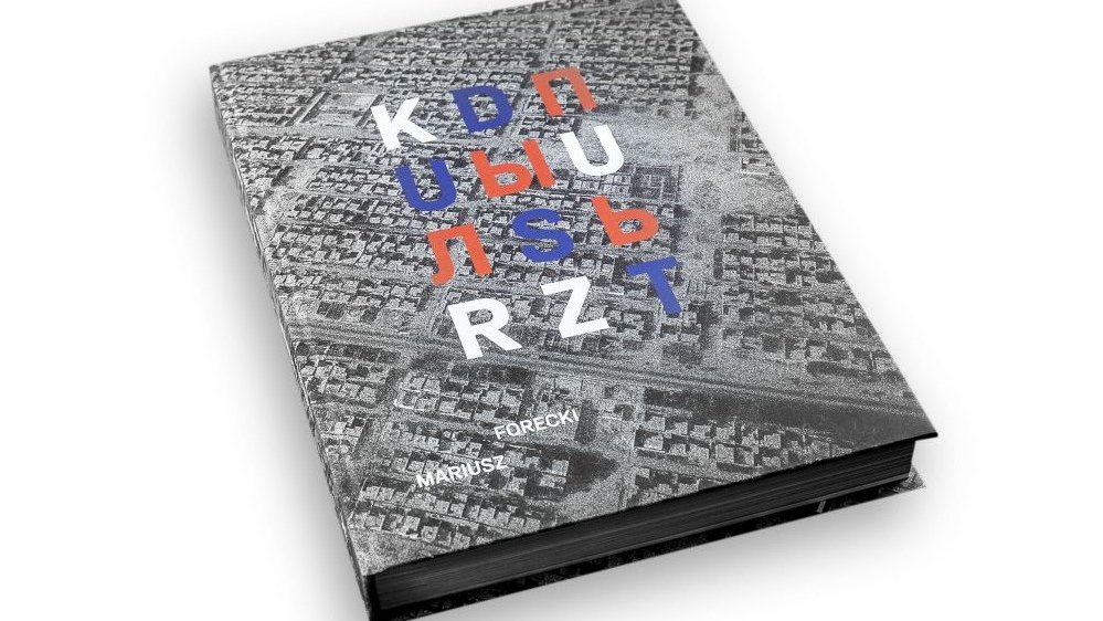 Picture of the book titled "Kurz" ("Dust").