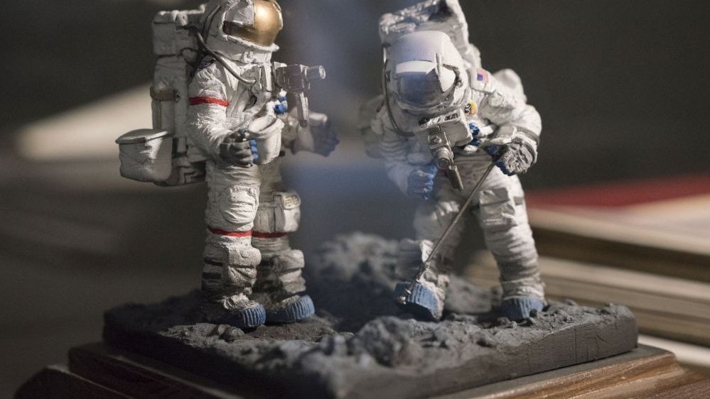 Photo of two cosmonaut figures. - grafika artykułu