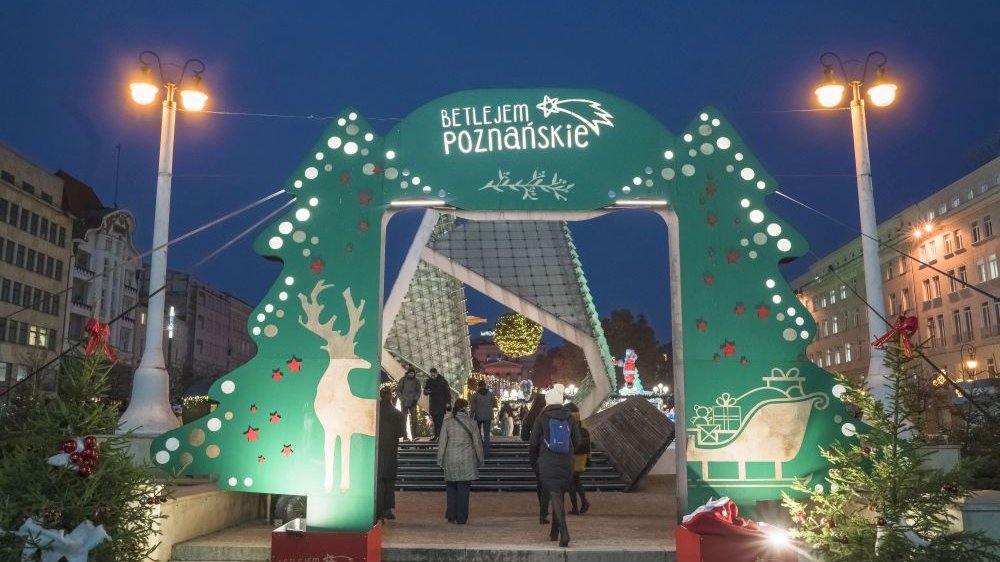 The green gate through which people enter the fair. A fountain is visible behind it.