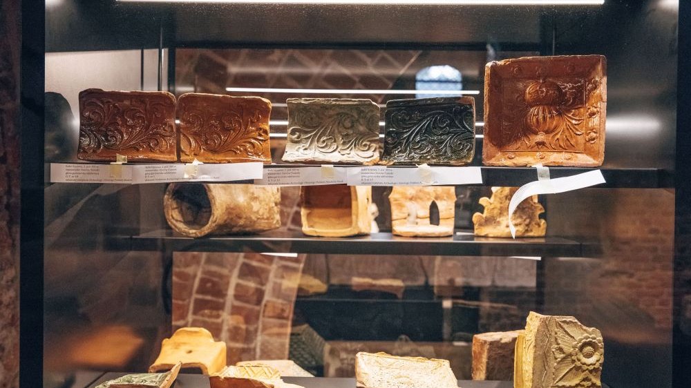 Museum display case with cubes, tiles and ceramic elements.
