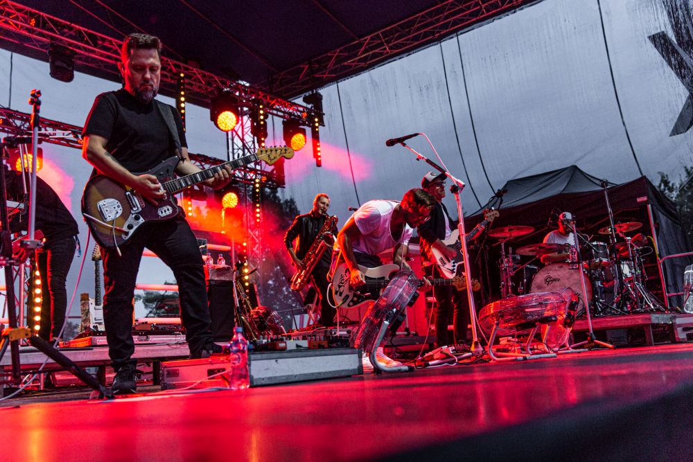 Music band on an outdoor stage. It's getting dark. - grafika artykułu