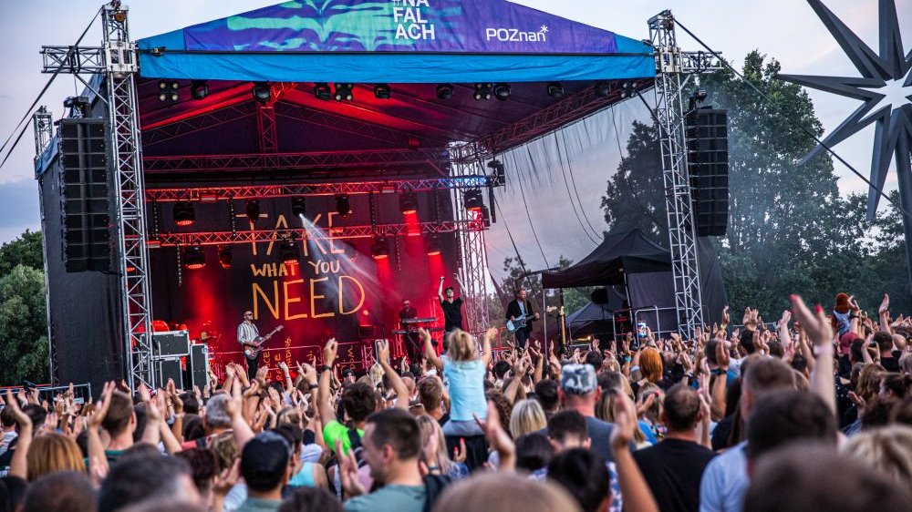 A crowd of people in front of the outdoor stage.