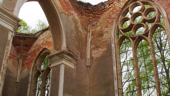 Ruins of the building: several walls without a roof, with high Gothic windows.