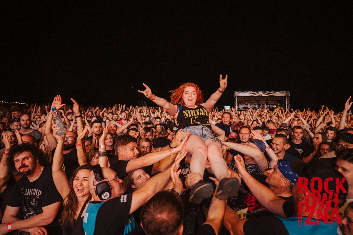 Crowd in front of the stage. One of the girls, redhead and wearing a Nirvana t-shirt, is being carried by people in their arms, above their heads. - grafika artykułu