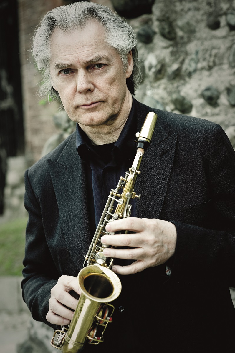 Photo of Jan Garbarek, holding a saxophone in his hands. - grafika artykułu