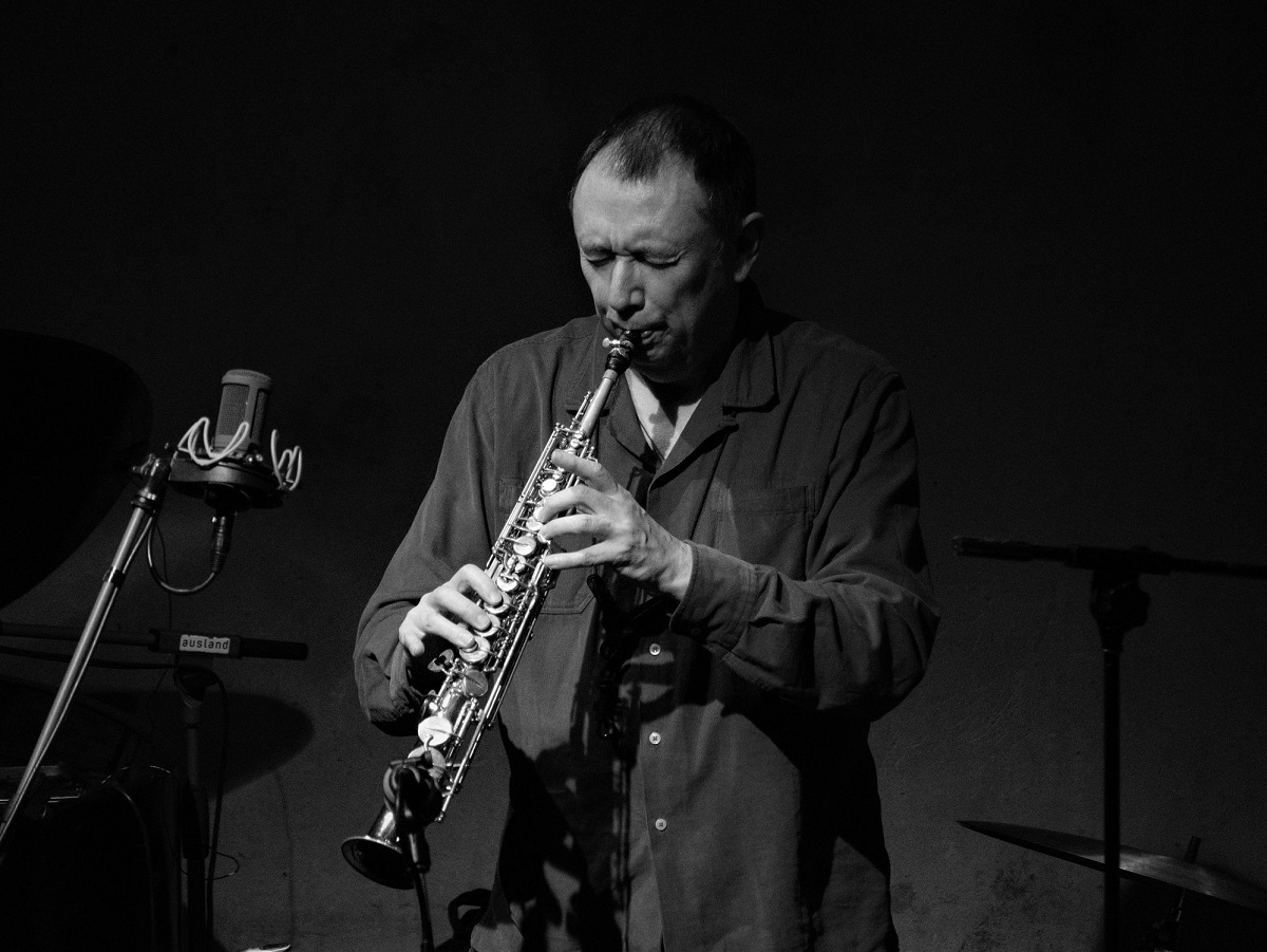 Black and white photo of John Butcher, playing the clarinet. - grafika artykułu