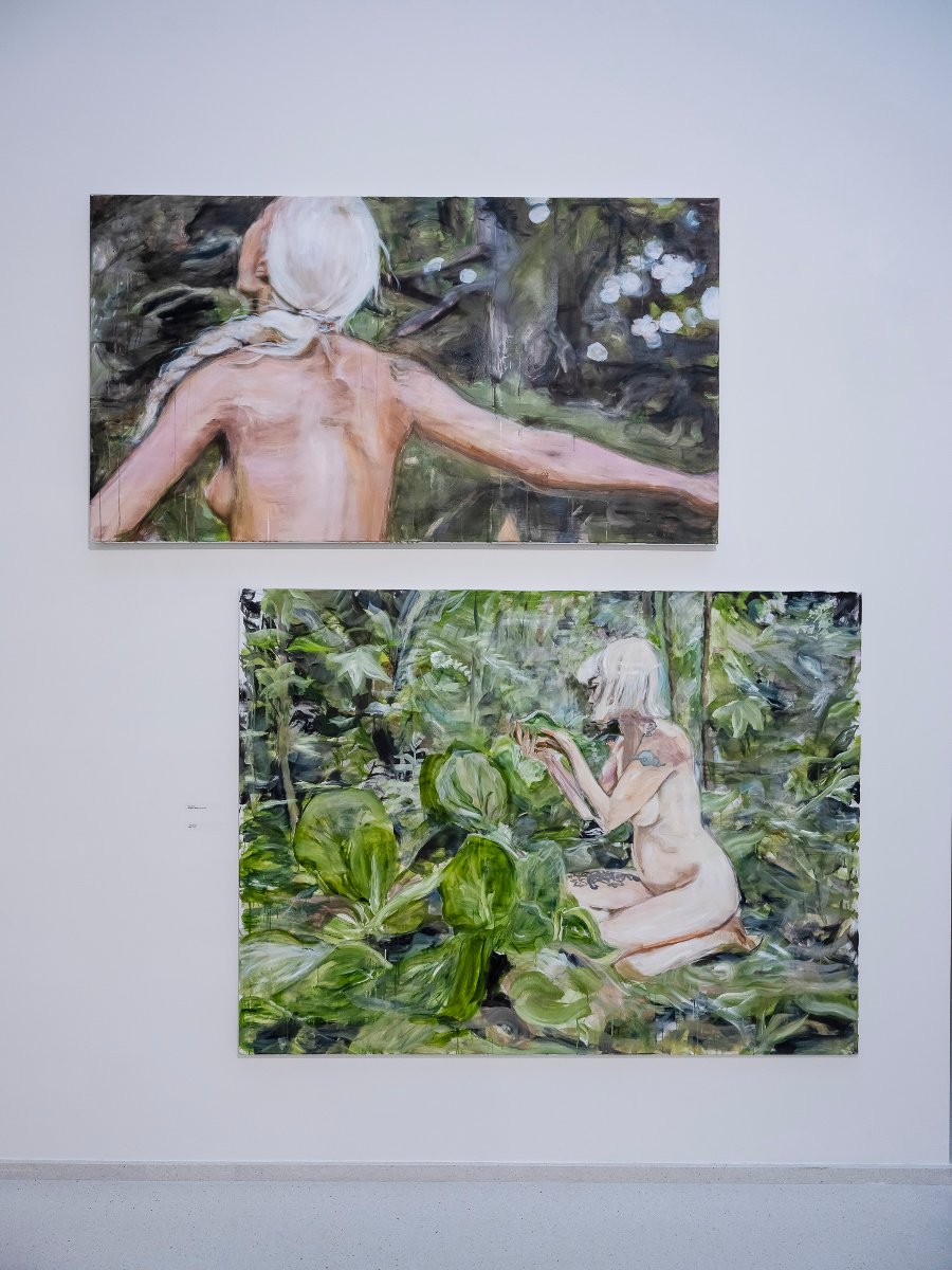 Two paintings one below the other. On one a naked woman turned backwards, on the other a naked woman kneeling among green plants. - grafika artykułu