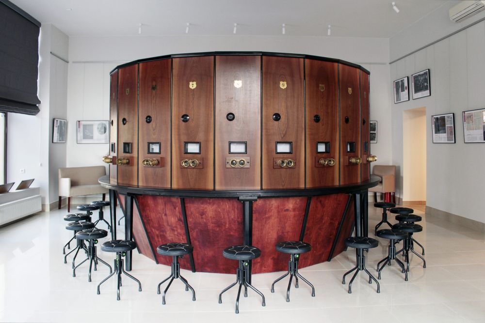 Wooden round device with glasses for viewing stereo photos. - grafika artykułu