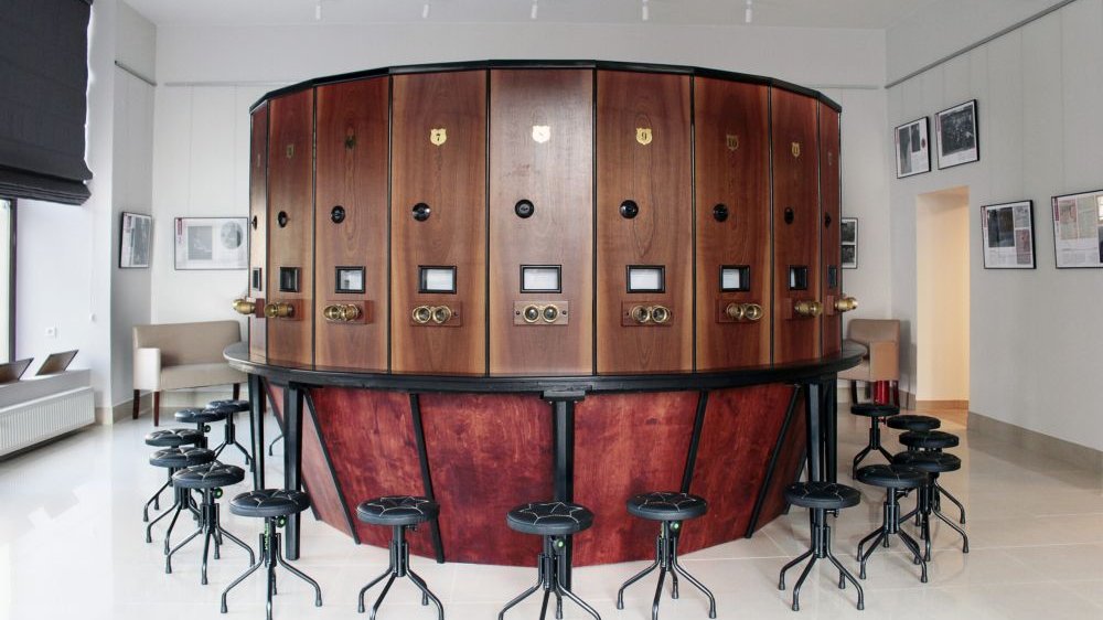 Wooden round device with glasses for viewing stereo photos.