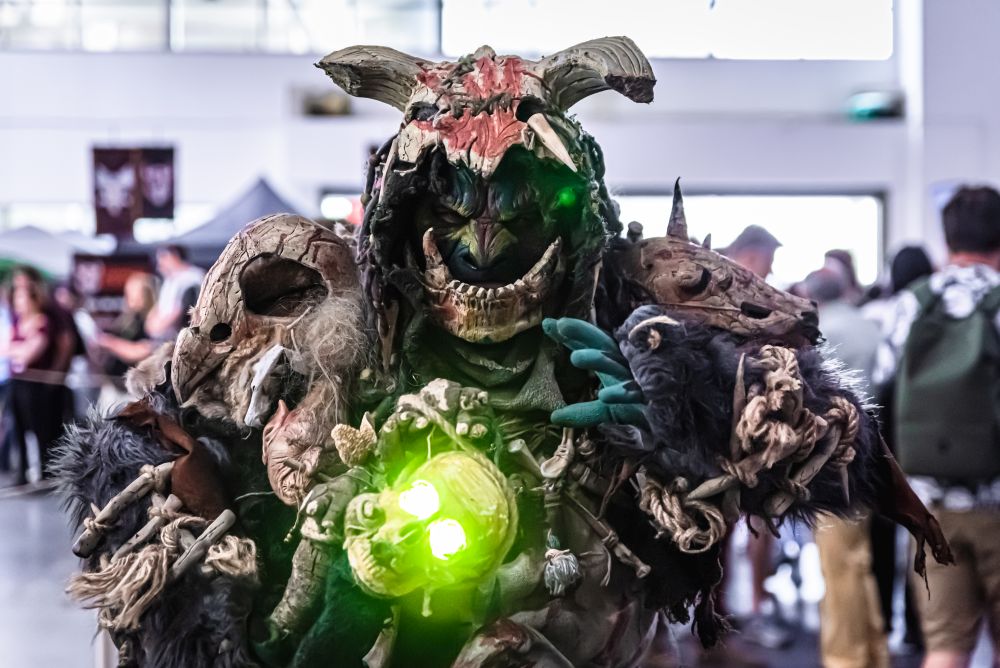 A Pyrkon participant dressed as a game character resembling a troll. - grafika artykułu