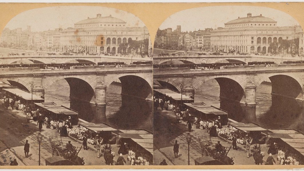 Sepia stereo photography: market stalls on the riverbank, near the bridge. In the background, buildings on the other side of the river.