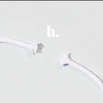 Performance poster: white title of the performance, below a fragment of a broken string with frayed ends.