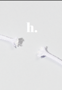 Performance poster: white title of the performance, below a fragment of a broken string with frayed ends.