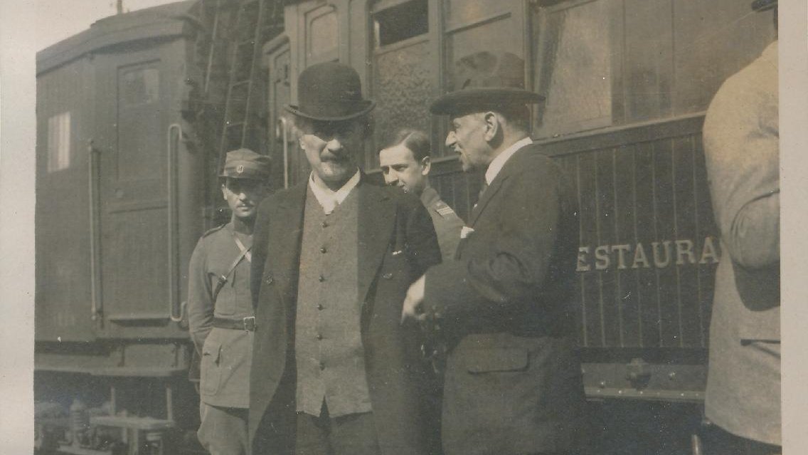 Four men (one of them Ignacy Jan Paderewski) standing in front of the train