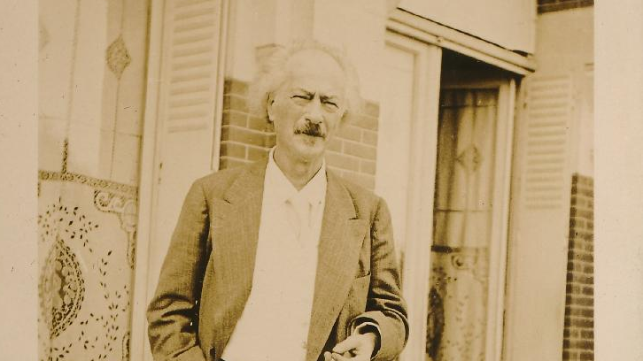 Photo of Ignacy Jan Paderewski standing in front of the building