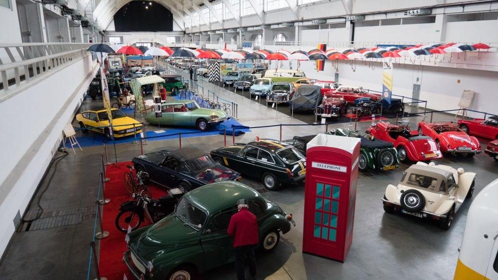 The view of the exhibition: the picture of the fair hall with a dozen or so old cars.