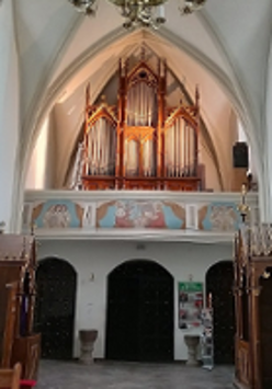 Photo of the church interior with pipe organ.
