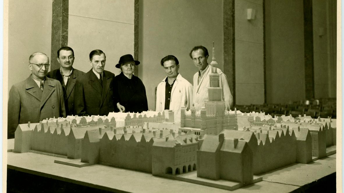 Photo of the Old Market Square mock-up. Behind the mock-up 6 people standing and looking at it. - grafika artykułu