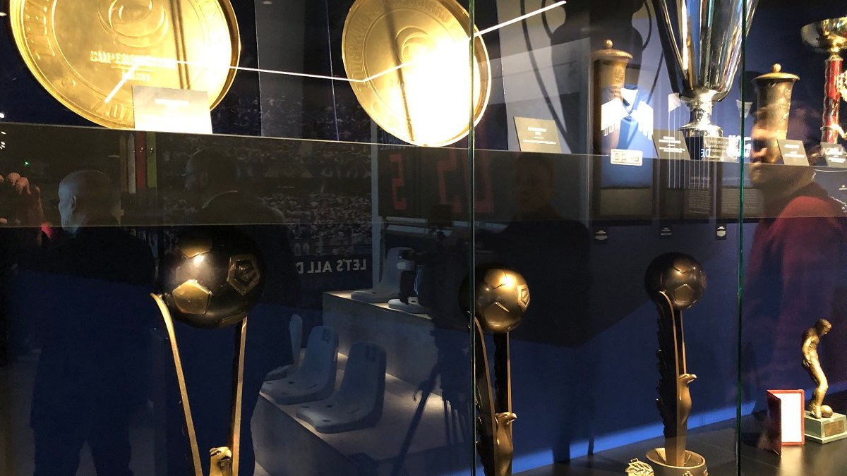 Photo of the exhibits: Lech's trophies in a glass showcase.