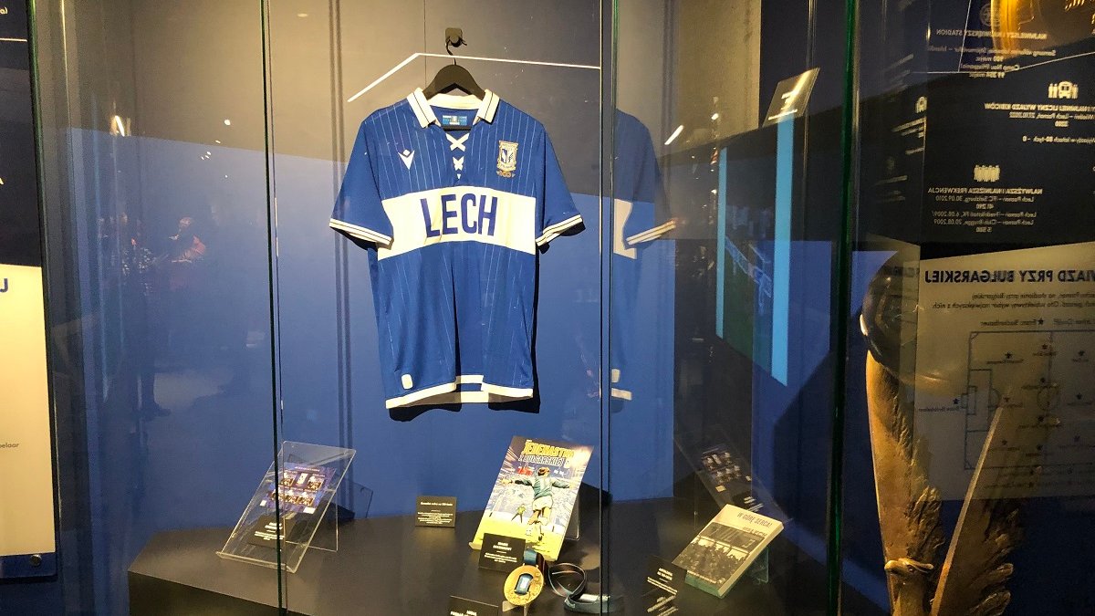 Photo of the player's T-shirt and some other exhibits in a glass showcase.