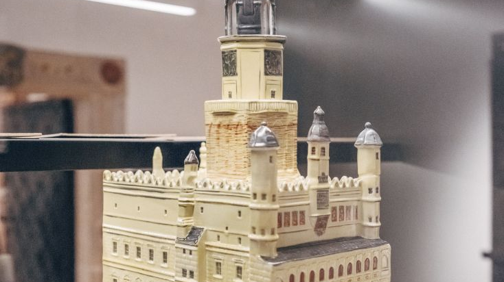 A model of the Poznań Town Hall in ecru