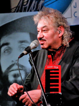 Photo of the artist - Piotr Kuźniak performing on stage.