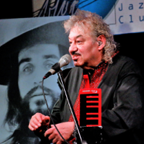 Photo of the artist - Piotr Kuźniak performing on stage.